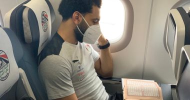 شاهد.. محمد صلاح يقرأ القرآن قبل إقلاع طائرة المنتخب إلى كينيا