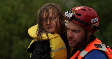 سيدنى الغارقة.. لقطات إنسانية لمحاولات الإنقاذ من فيضان استراليا المدمر