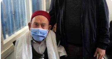 تطعيم معمر تونسى يبلغ 102 عام بأول جرعة من لقاح "فايزر" المضاد لكورونا