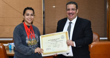 رئيس جامعة القناة يكرم الطالبة آية عباس بطلة العرب للقوة البدنية