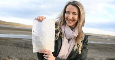 عودة رسالة عمرها 27عاما لامرأة اسكتلندية كتبتها وألقتها بالبحر..حكايتها إيه 