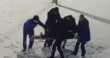 طفل ينجو بعد سقوطه من الدور 12 على الثلوج فى روسيا.. فيديو وصور