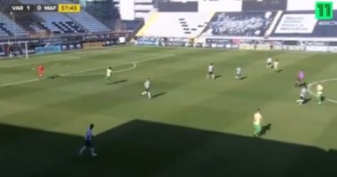 حارس يسجل هدف عالمي من مرماه في دوري الدرجة الثانية البرتغالى.. فيديو
