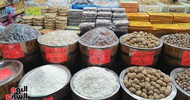 "هل هلالك شهر مبارك".. روحانيات رمضان تظهر فى أسواق بورسعيد.. صور
