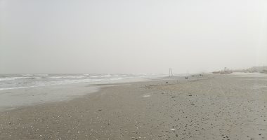 توقف الصيد وانعدام الرؤية بشاطئ بورسعيد بسبب العاصفة الترابية.. لايف وصور