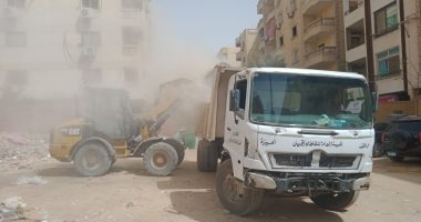 محافظة الجيزة ترفع مخلفات متراكمة بحدائق الأهرام وتواصل حملاتها على التوك توك