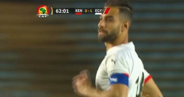 عمرو السولية يتسلم شارة "الكابتن" من أحمد حجازى فى مباراة مصر وكينيا