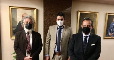 نقيب الأطباء يلتقى وزير الخارجية لبحث مشاكل المصريين بالخارج