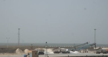 فتح بوغاز ميناء العريش أمام حركة السفن بعد تحسن الأحوال الجوية.. صور 