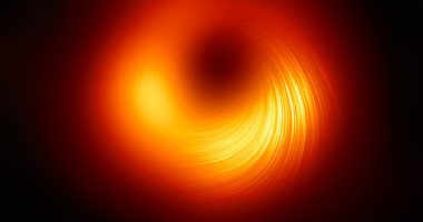 أول صور لثقب أسود فى ضوء مستقطب يكشف المجال المغناطيسى وتفاعلاته
