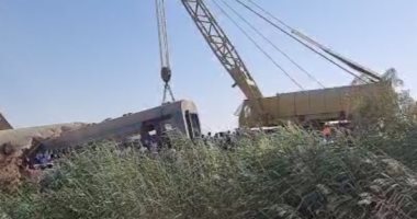 بث مباشر.. رفع آثار حادث قطارى سوهاج بأوناش السكة الحديد