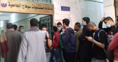 شباب سوهاج يتوافدون للتبرع بالدم دعما لمصابى حادث قطارى طهطا.. صور