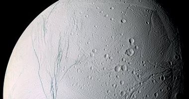 علماء يكتشفون وجود محيطات مائية فوق قمر إنسيلادوس التابع لكوكب زحل