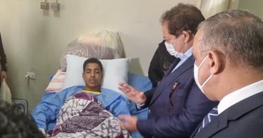 محافظ سوهاج يتفقد المصابين بحادث قطار طهطا داخل المستشفى التعليمى.. فيديو 