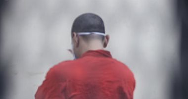 نص حكم إعدام سفاح الجيزة الثانى والمتهم يظهر بالبدلة الحمراء لأول مرة