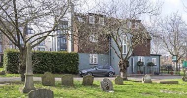 عرض منزل "مخيف" للبيع مقابل 1.4 مليون جنيه إسترلينى.. يقع بالقرب من مقبرة
