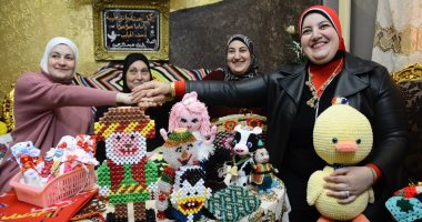 قصة كفاح أم بورسعيدية استمرت 40 عاما مع المشغولات اليدوية بصحبة أولادها.. فيديو وصور