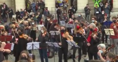 موسيقيون يعترضون على إغلاق كورونا فى فرنسا بعرض كلاسيكى بالشوارع.. فيديو وصور