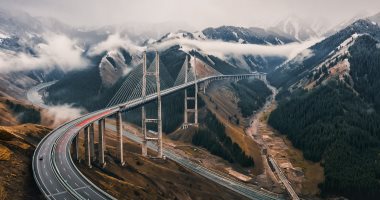 جسر معلق فى الصين يمزج بين عظمة البناء وسحر الطبيعة الجبلية الخلابة.. صور