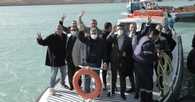 رئيس هيئة قناة السويس يحتفل بوصول السفينة البنمية لبحيرات الإسماعيلية.. صور