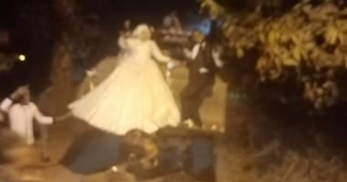  زفاف عروسين على "لودر" بمدينة الطود بالأقصر .. صور