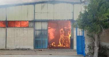 السيطرة على حريق هائل فى مصنع للكرتون بالبحيرة.. صور