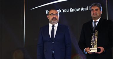 تكريم عمرو الألفي رئيس قطاع الأعمال ببنك الكويت الوطني خلال احتفالية bt100