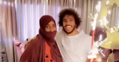 عبد الله جمعه يحتفل بعيد ميلاد والدته بتورتة ورسالة رومانسية.. فيديو وصور