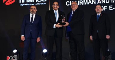 تكريم إبراهيم سرحان رئيس مجلس إدارة شركة إي فاينانس خلال احتفالية bt100