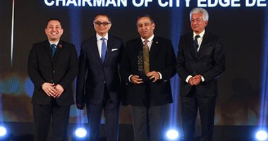 تكريم أشرف سلمان رئيس مجلس إدارة شركة سيتي إيدج خلال احتفالية bt100