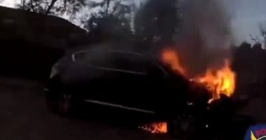 عملية إنقاذ بطولية لرجل عالق فى سيارته بعد اشتعال النار بها إثر حادث.. فيديو وصور