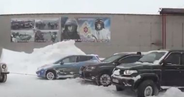 عاصفة ثلجية تفاجئ سكان مدينة روسية وتعطل حركة السيارات بالشوارع.. فيديو