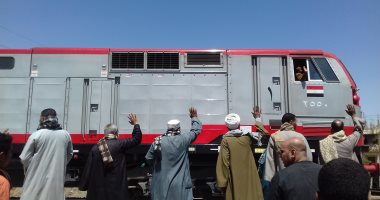سائق قطار يقف لجنازة على بعد 70 مترا ويشير لها بالمرور والأهالى يشكرونه بسوهاج