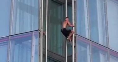 بريطانى يتسلق ناطحة سحاب بدون معدات حماية فى مغامرة مثيرة ببرشلونة.. فيديو وصور