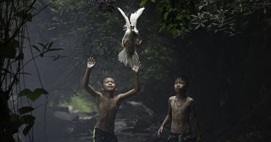100 صورة عالمية.. "اصطياد البط" ما يأمله الصبية فى تايلاند