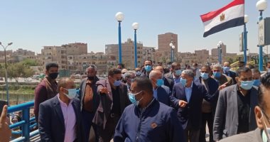 وزير النقل يشدد على الإجراءات الاحترازية داخل محطة المنيا وارتداء الكمامة.. فيديو