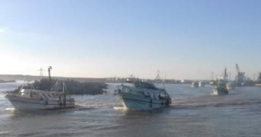 استئناف حركة الملاحة بميناء البرلس وانطلاق 180 مركب صيد بعد توقفها يومين