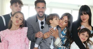 فابريجاس يحتفل بعيد الفصح مع زوجته وأبنائهما: "عيد سعيد من عائلتنا".. صور