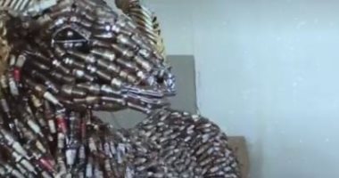 شاب نيجيري يصمم أشكال ومنحوتات فنية رائعة من شمعات اشعال المحركات.. فيديو