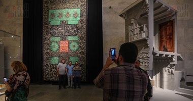 حرص الأجانب والمصريين على التصوير مع محمل الكعبة الشريفة بمتحف الحضارة