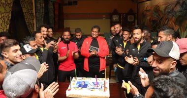 لاعبو أسوان يحتفلون بعيد ميلاد علاء عبد العال قبل مباراة إنبي