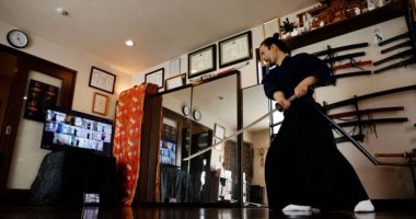 ياباني يدرس فنون الساموراي عبر زووم بعد إلغاء حضور  الجمهور أولمبياد طوكيو 