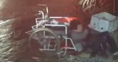 فيديو مؤثر لرجل من ذوى الاحتياجات يكافح لإفساح الطريق أمام سيارة إطفاء