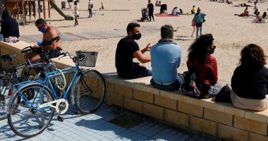 إسبانيا تقر قانونا يلزم المواطنين بارتداء الكمامات على الشواطئ
