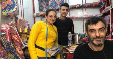 مشهد فى مصر بس.. قبطى يبيع فوانيس وزينة رمضان احتفالا بالشهر الكريم "فيديو"