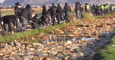 بوليفيون ينظفون بحيرة مليئة بالقمامة منذ سنوات لجذب السياحة.. فيديو وصور