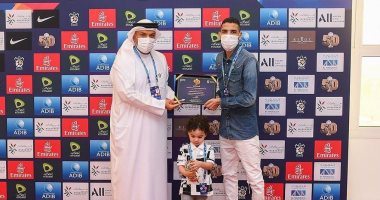 رابطة المحترفين الإماراتية تكرم مؤمن زكريا بنهائي كأس الخليج العربي