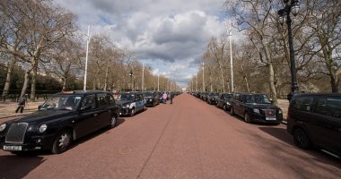 سيارات الأجرة فى لندن تكرم الأمير الراحل فيليب بطريقة مميزة.. فيديو وصور