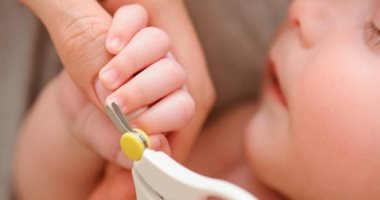 نصائح لتعليم طفلك كيفية العناية بالأظافر بطريقة صحية.. تجفيف اليد مهم