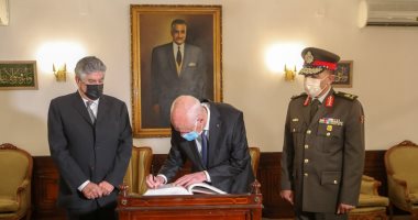 رئيس تونس خلال زيارة قبر "عبد الناصر": كنا نتابع خطبه ولا زالت مواقفه حاضرة